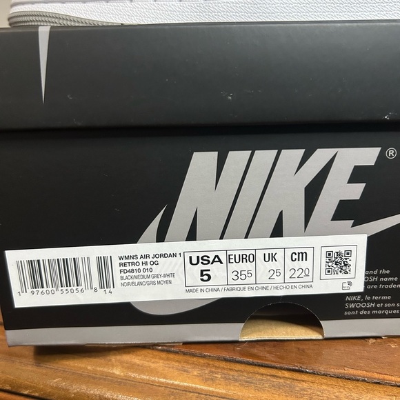 NIB Women’s Air Jordan 1 Retro HI OG, Size 5 - Picture 2 of 7